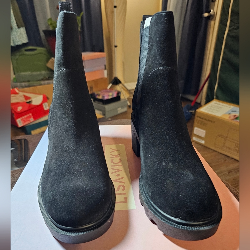 NIB WOMEN'S LISA VICKY JOLT-V BLACK SUEDE BOOT SIZE 6 1/2M